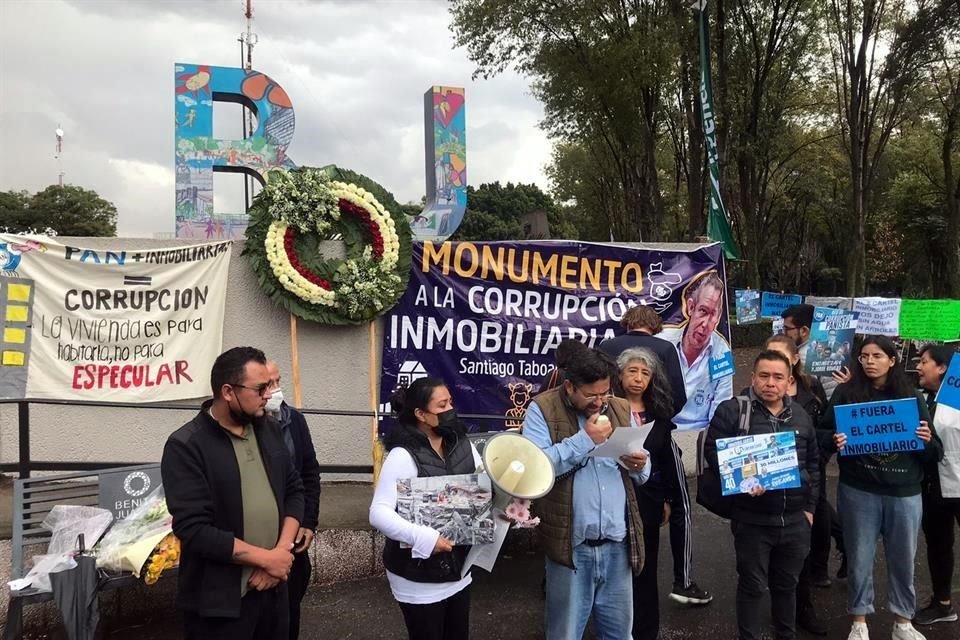 Un grupo de vecinos y dos concejales de Morena se reunieron esta tarde en la sede de la Alcaldía Benito Juárez para recordar a las víctimas de los sismos del 19 de septiembre