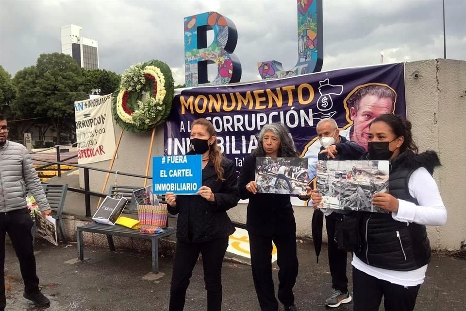 Un grupo de vecinos y dos concejales de Morena se reunieron en la Alcaldía Benito Juárez para recordar a las víctimas de los sismos.