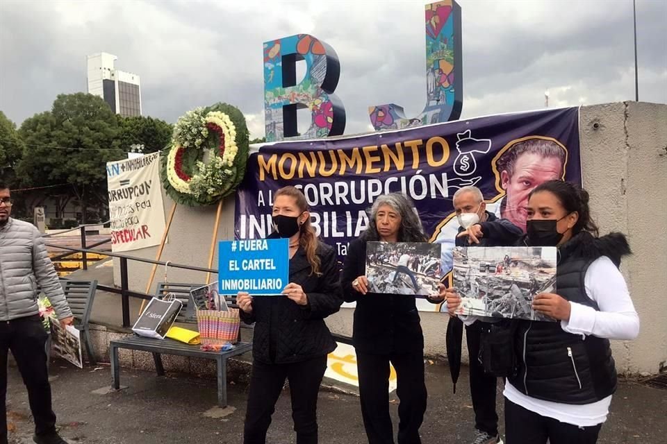 Un grupo de vecinos y dos concejales de Morena se reunieron en la Alcaldía Benito Juárez para recordar a las víctimas de los sismos.