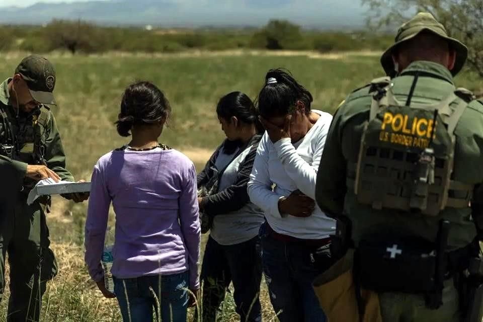 Un grupo de migrantes indocumentados de México y Guatemala son procesados por la Patrulla Fronteriza en Sierra Vista, Arizona.