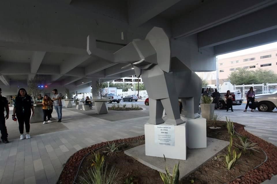 Para la obra se instalaron mesas, bancas, jardineras, macetas y baños públicos.