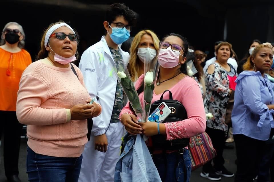 Minutos antes del simulacro, familiares y profesores de la víctimas del Colegio Rébsamen acudieron al lugar del siniestro.