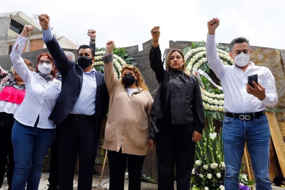 Minutos antes del simulacro, familiares y profesores de la víctimas del Colegio Rébsamen acudieron al lugar del siniestro.