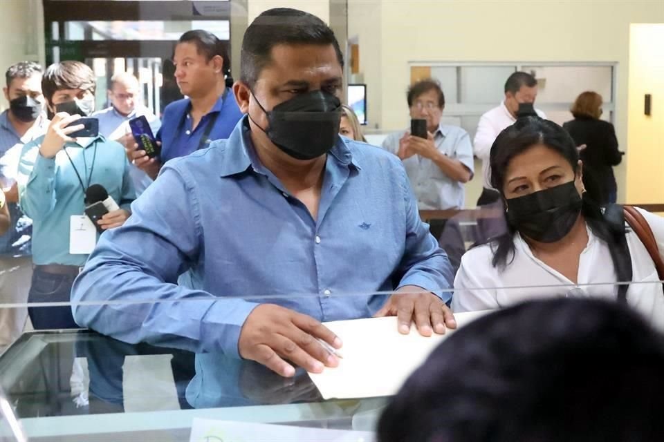 Mario Escobar entregó ayer su petición en la oficialía del Congreso local.