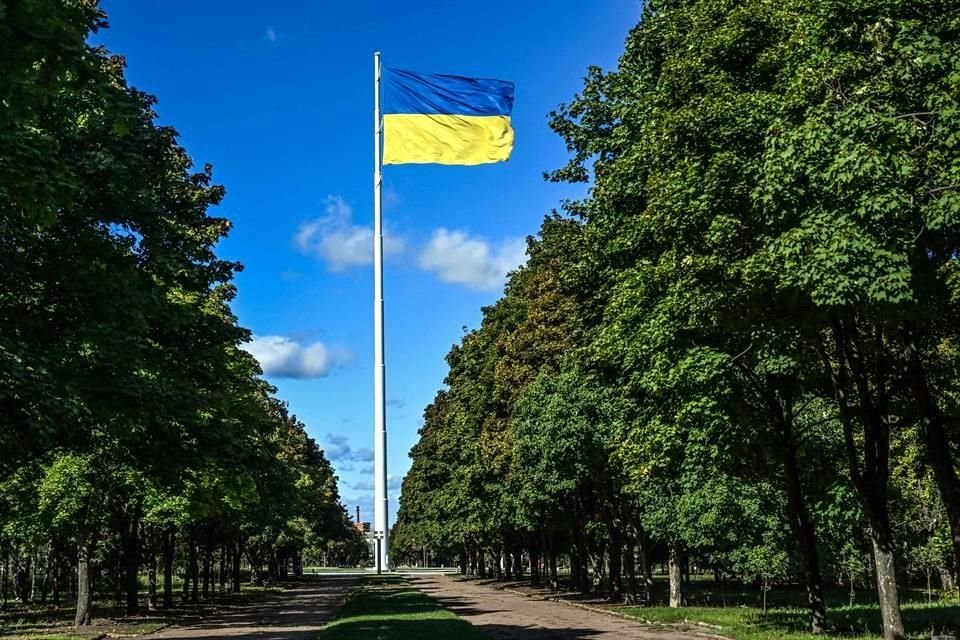 Una bandera ucraniana ondea en un parque de Kramatorsk, en la región de Donetsk.