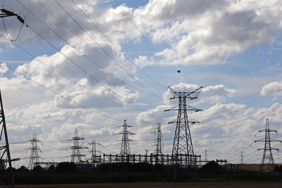 De acuerdo con el Inegi, entre los rubros que más bajaron en la quincena están la electricidad, el limón y el pollo.