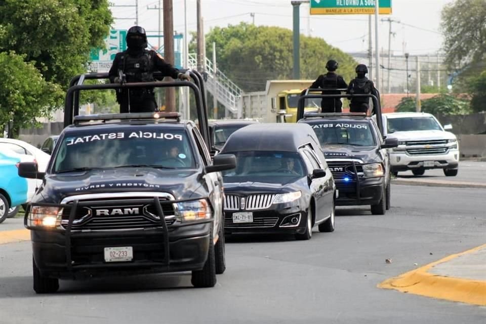 Patrullas de Fuerza Civil escoltan la carroza que transportó el cuerpo del policía Francisco Javier Medina hasta el Cuartel Policía No. 1.