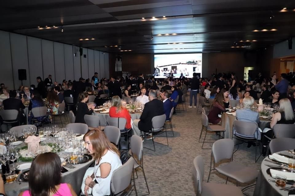 Invitados a una cena de gala deleitan su paladar en 'Realidades Volumen 1', cuya finalidad es apoyar a la fundación Techo México, que construye viviendas dignas para las poblaciones más vulnerables.