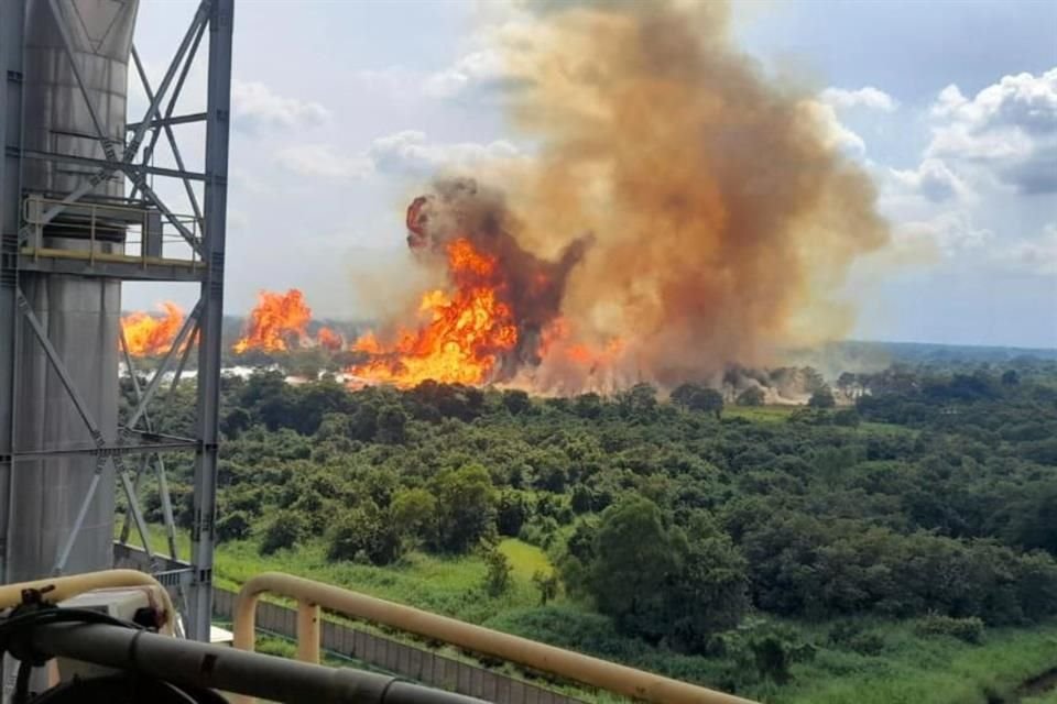 Una explosión se registró en un ducto de gas etano de Pemex en la batería de Paredón, en Huimanguillo, Tabasco; personal fue evacuado.