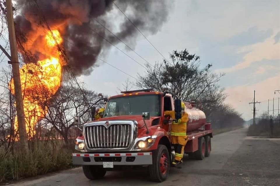 Una explosión se registró en un ducto de gas etano de Pemex en la batería de Paredón, en Huimanguillo, Tabasco; personal fue evacuado.