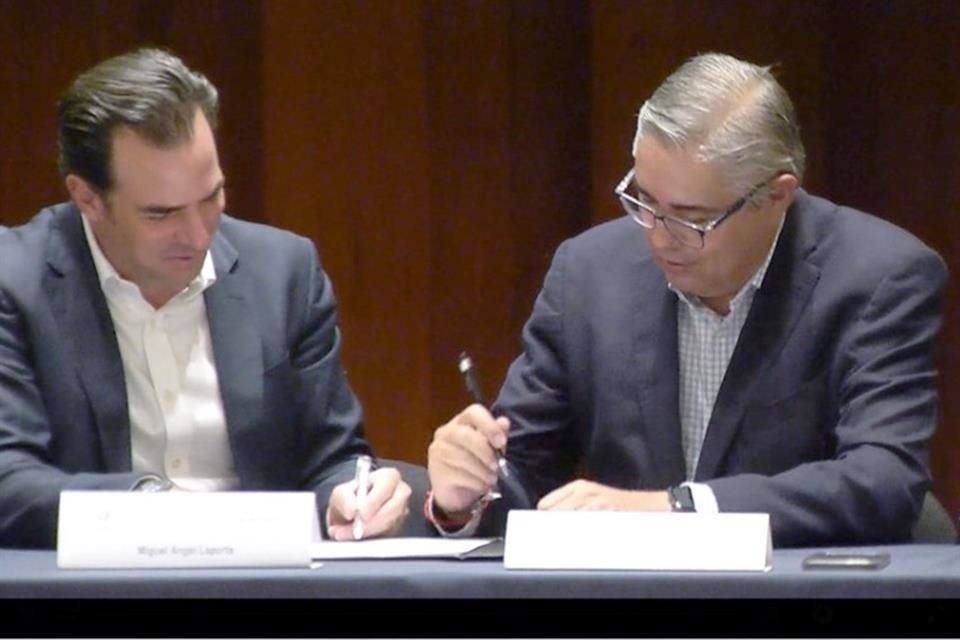 Jorge Blando Martínez (der.), Vicerrector de Educación Continua del Tec, y Miguel Ángel Laporta, Director Nacional World Vision México.