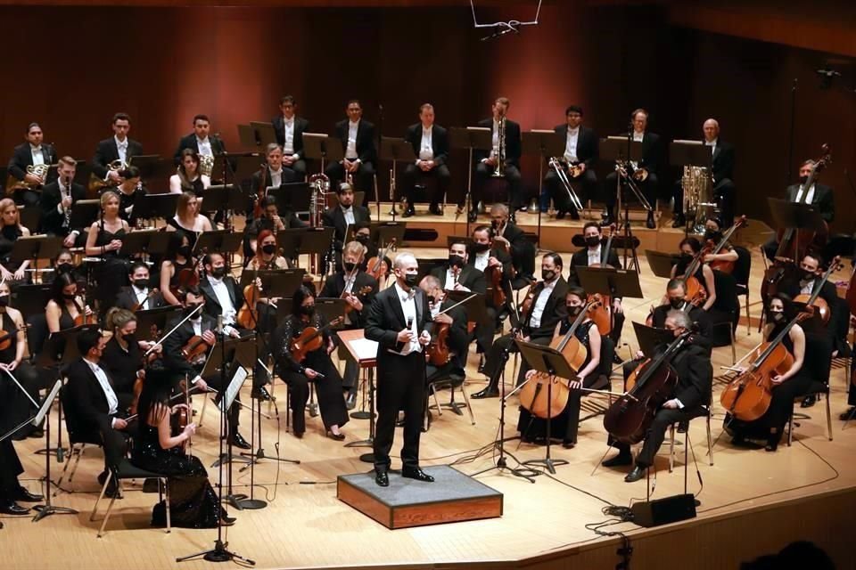 Carlos Miguel Prieto con la Orquesta Sinfónica de Minería durante la presentación del disco 'Estirpe' en la Sala Nezahualcóyotl.