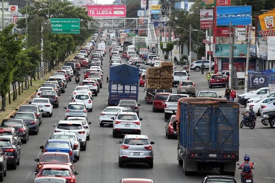 En la Avenida López Mateos Sur, prácticamente todo el día es 'hora pico'.