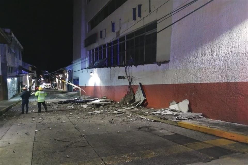 Una barda de un banco cayó en Uruapan, Michoacán.