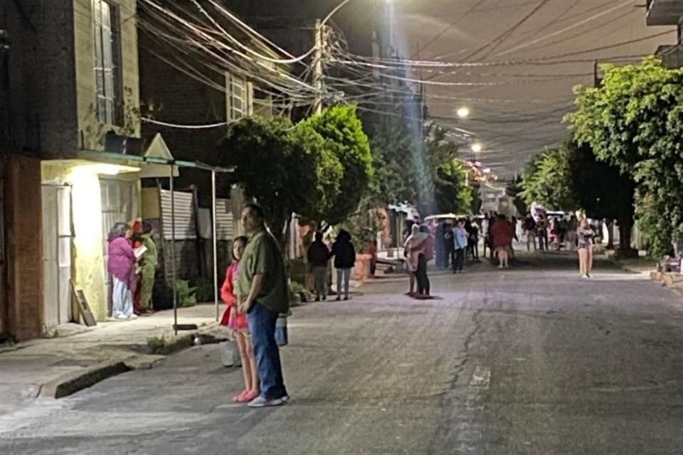 Vecinos en Nezahualcóyotl, Estado de México, salen a las calles durante el sismo  de magnitud 6.9.