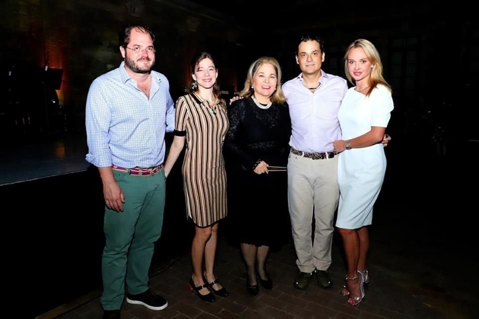 Mauricio Sada, Rutsofía Campuzano de Sada, Liliana Melo de Sada, Federico Sada y Madison McKinley