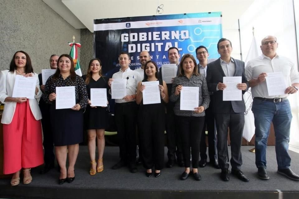 El Alcalde de Monterrey dijo que lo que se buscaba con ello era 'quitarle los uñeros' a la operación del Gobierno y hacerlo menos obeso y accesible al ciudadano.