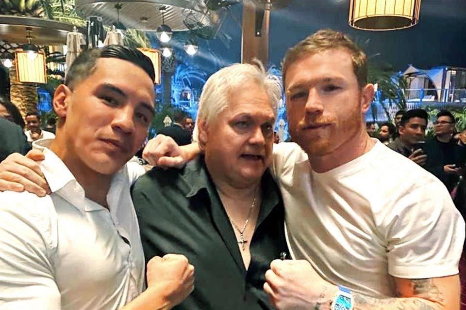 El boxeador Óscar Valdez con Carlos Bremer y Saúl 'Canelo' Álvarez
