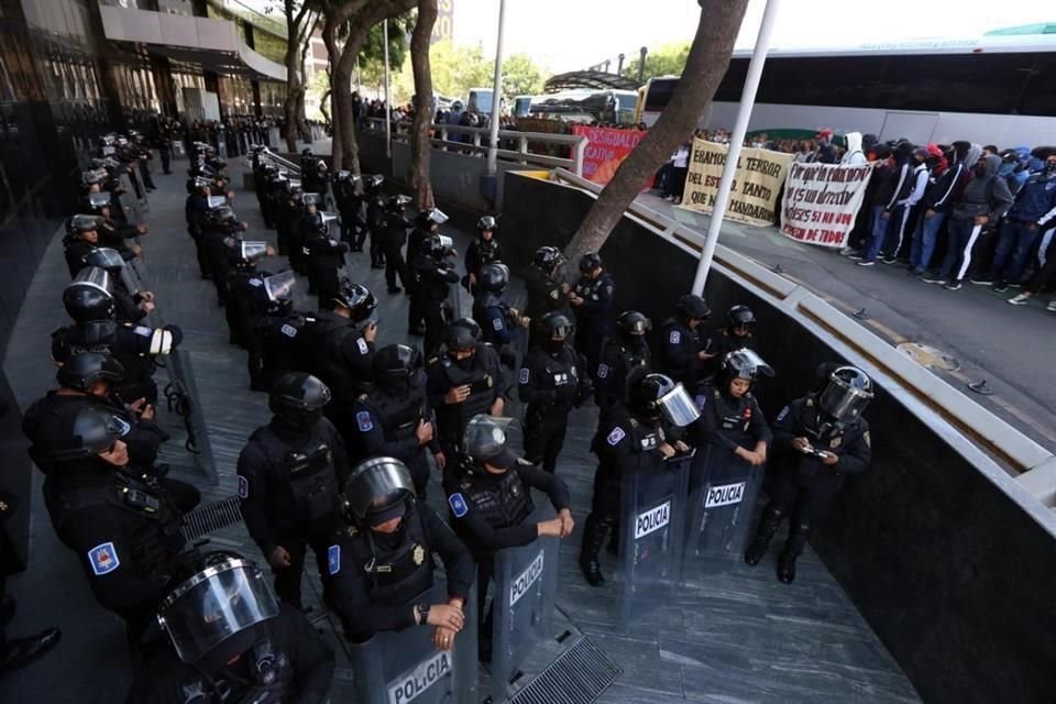 Los agentes de seguridad pública de la CDMX fueron deplegados frente a la FGR.