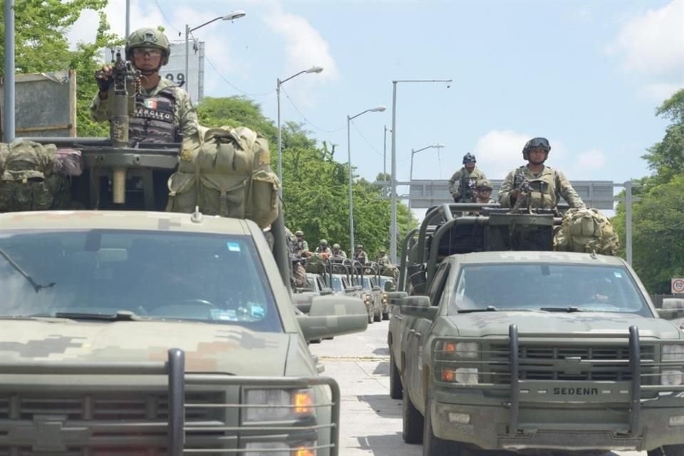 Se trata de 200 agentes paracaidistas y 200 de las fuerzas especiales del Ejército y GN que realizaron un recorrido por las calles y avenidas de Acapulco.