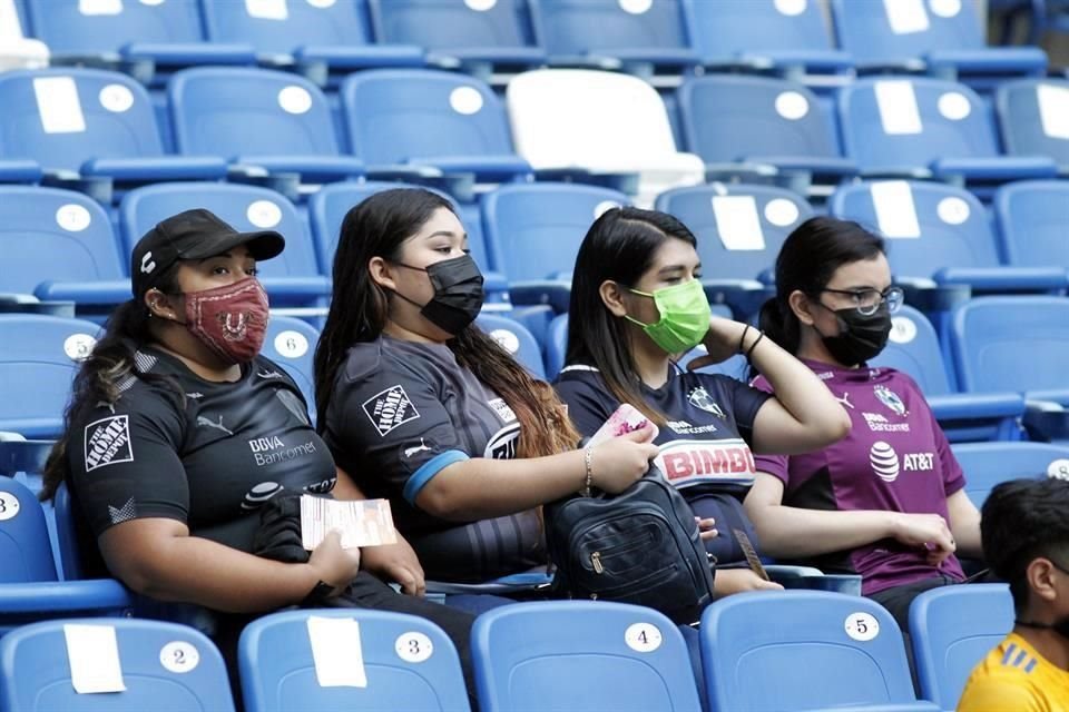 La afición regia se combinó para el duelo de ida de la Semifinal entre Rayadas y Tigres Femenil.