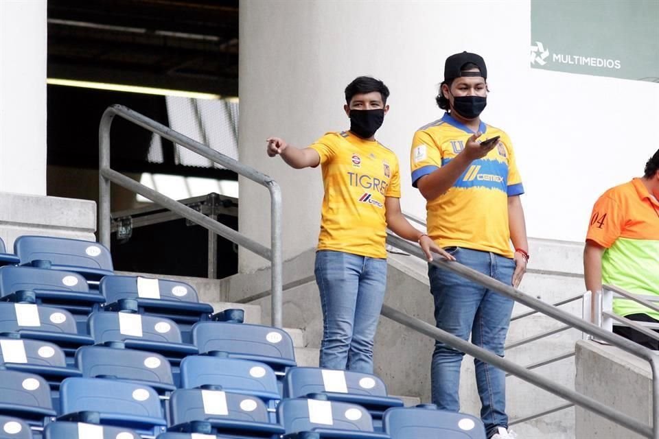 La afición regia se combinó para el duelo de ida de la Semifinal entre Rayadas y Tigres Femenil.