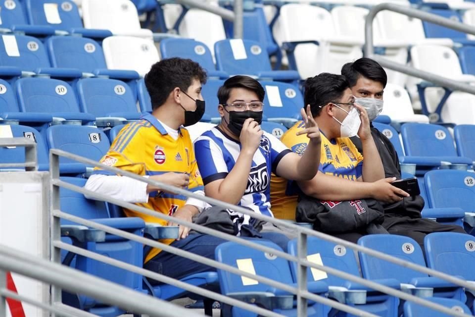 La afición regia se combinó para el duelo de ida de la Semifinal entre Rayadas y Tigres Femenil.