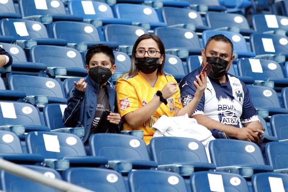 La afición regia se combinó para el duelo de ida de la Semifinal entre Rayadas y Tigres Femenil.