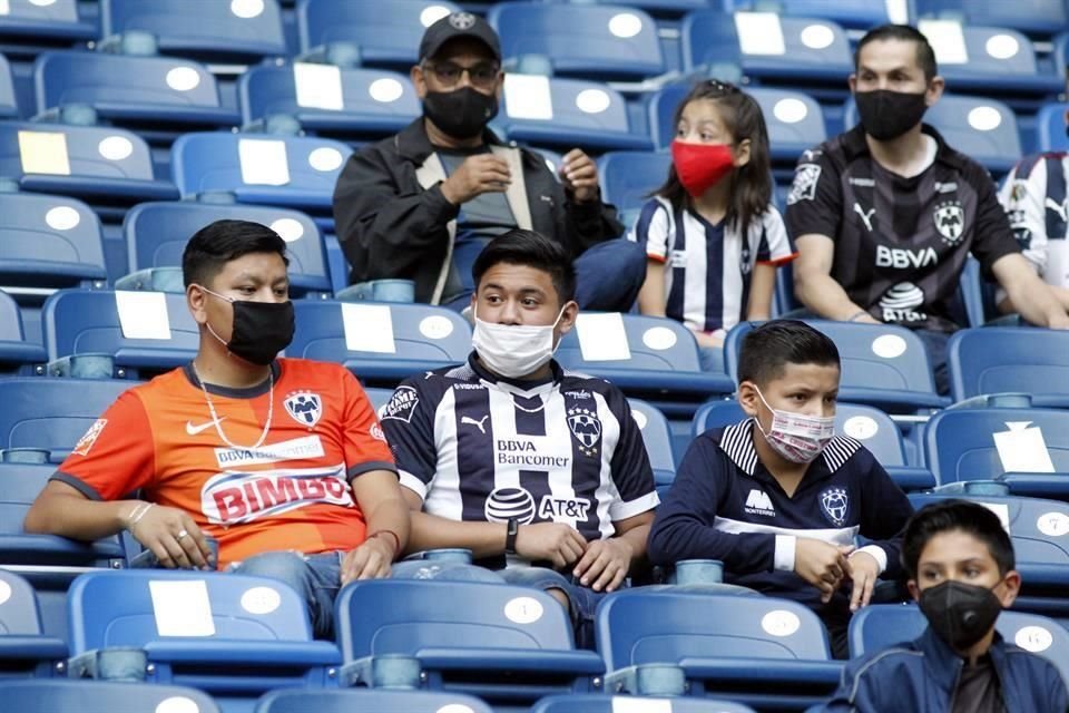 La afición regia se combinó para el duelo de ida de la Semifinal entre Rayadas y Tigres Femenil.