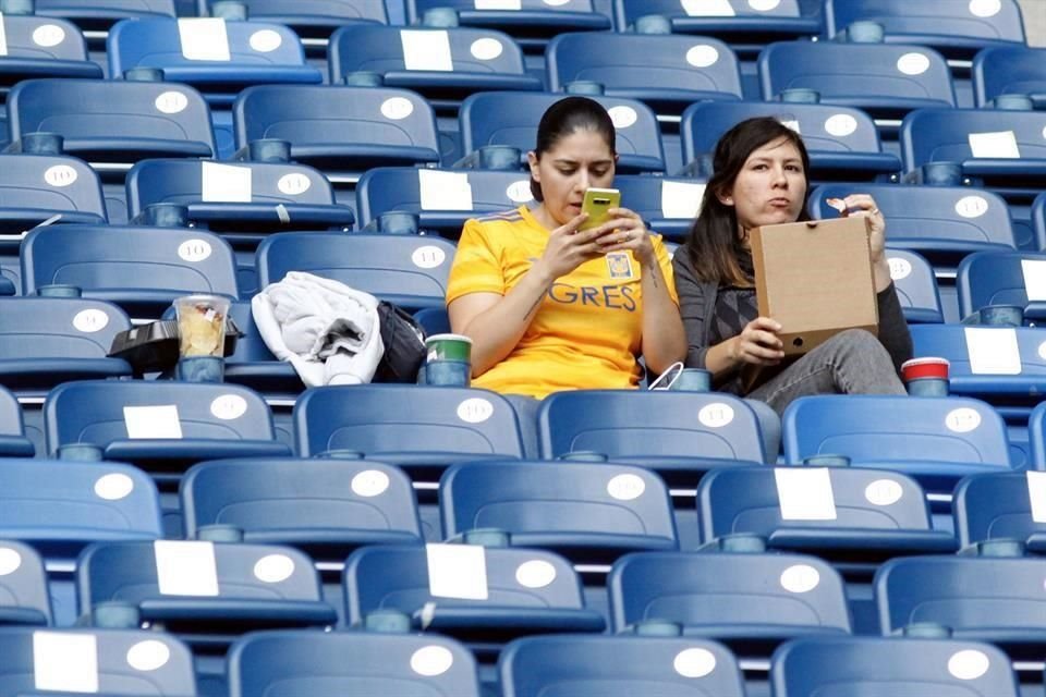 La afición regia se combinó para el duelo de ida de la Semifinal entre Rayadas y Tigres Femenil.