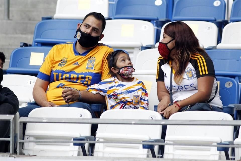 La afición regia se combinó para el duelo de ida de la Semifinal entre Rayadas y Tigres Femenil.