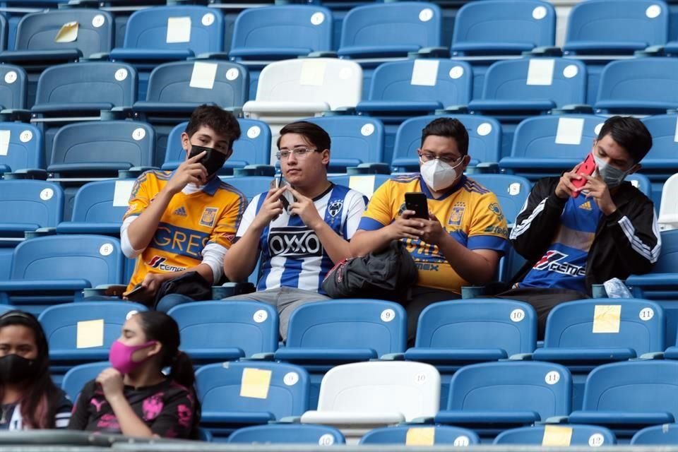 La afición regia se combinó para el duelo de ida de la Semifinal entre Rayadas y Tigres Femenil.