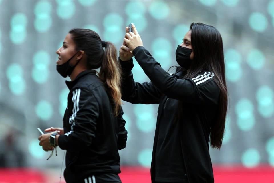 La afición regia se combinó para el duelo de ida de la Semifinal entre Rayadas y Tigres Femenil.