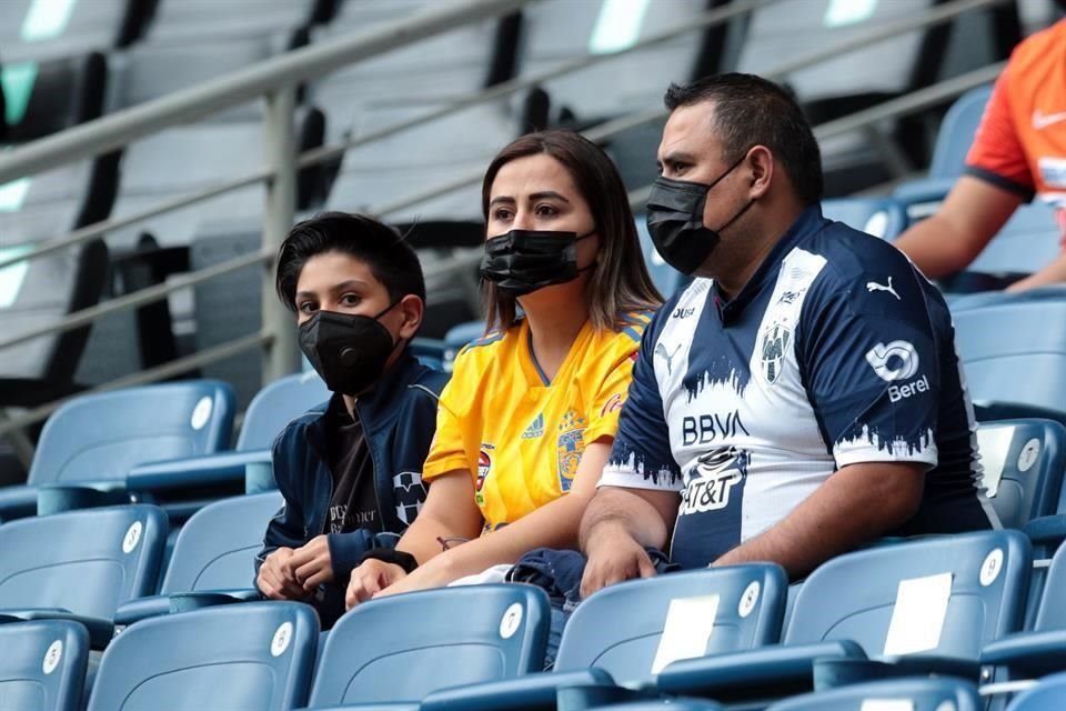 La afición regia se combinó para el duelo de ida de la Semifinal entre Rayadas y Tigres Femenil.