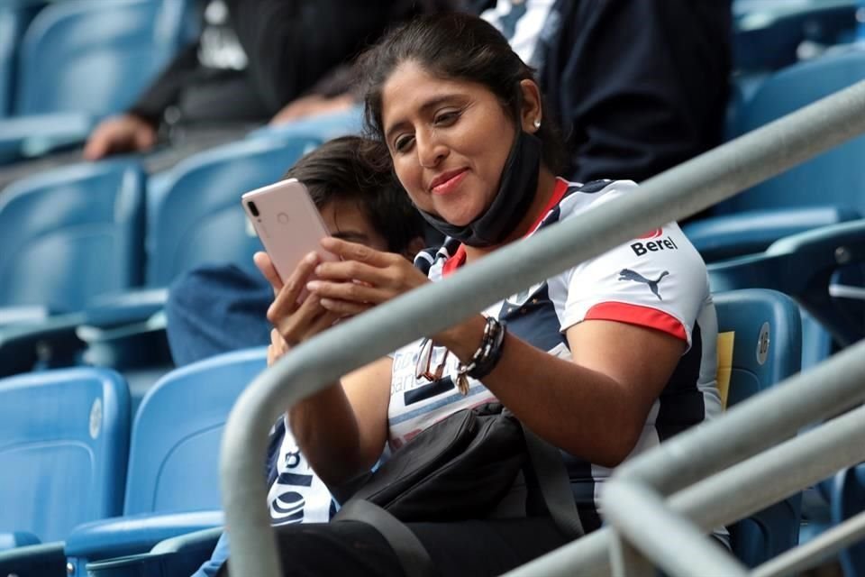 La afición regia se combinó para el duelo de ida de la Semifinal entre Rayadas y Tigres Femenil.