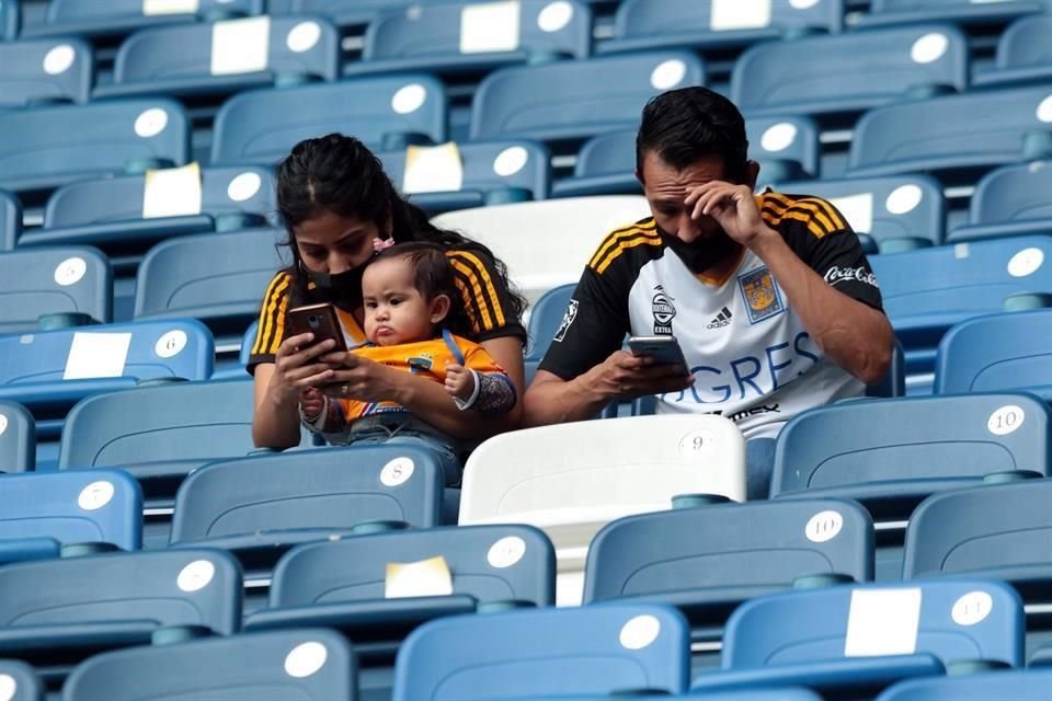 La afición regia se combinó para el duelo de ida de la Semifinal entre Rayadas y Tigres Femenil.