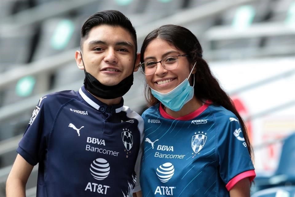 La afición regia se combinó para el duelo de ida de la Semifinal entre Rayadas y Tigres Femenil.