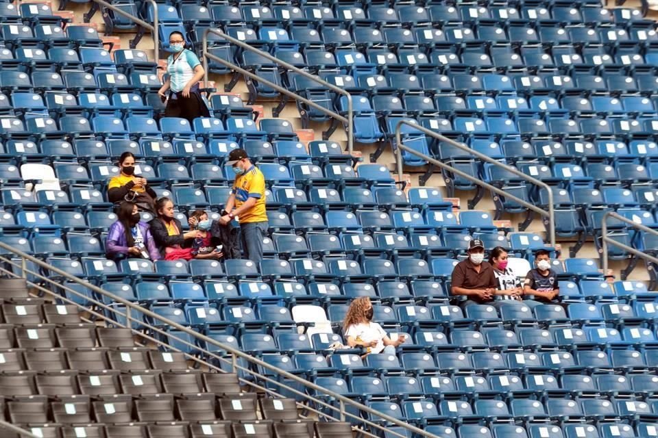 La afición regia se combinó para el duelo de ida de la Semifinal entre Rayadas y Tigres Femenil.