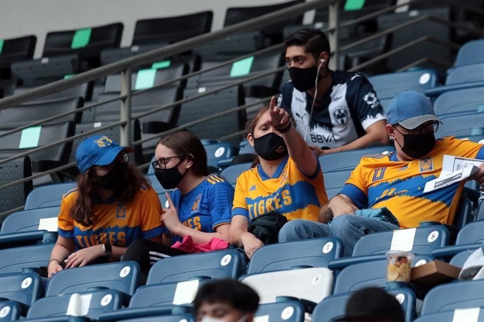 La afición regia se combinó para el duelo de ida de la Semifinal entre Rayadas y Tigres Femenil.