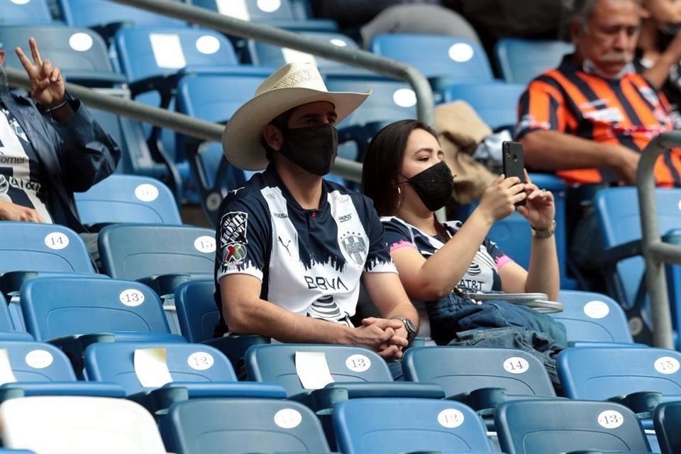 La afición regia se combinó para el duelo de ida de la Semifinal entre Rayadas y Tigres Femenil.