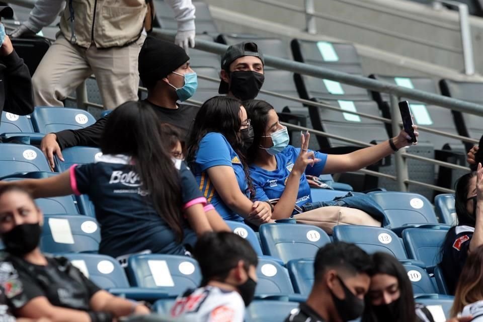 La afición regia se combinó para el duelo de ida de la Semifinal entre Rayadas y Tigres Femenil.