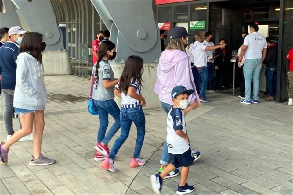 Los niños al fin pudieron regresar a un partido en el BBVA.