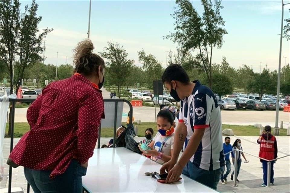 Los niños también siguieron el protocolo sanitario en el BBVA.