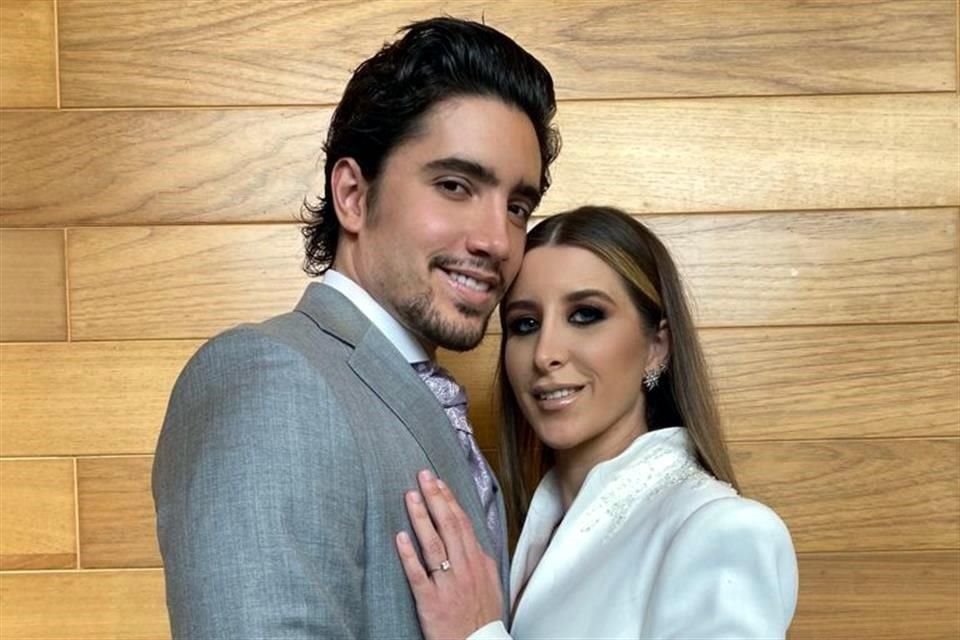 Alex Fernández y Alexia Hernández, durante su boda civil.