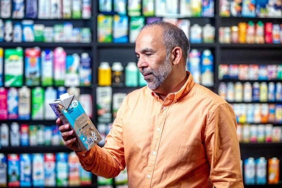 Los envases posconsumo de Tetra Pak se deben escurrir, desdoblar las puntas y compactar.