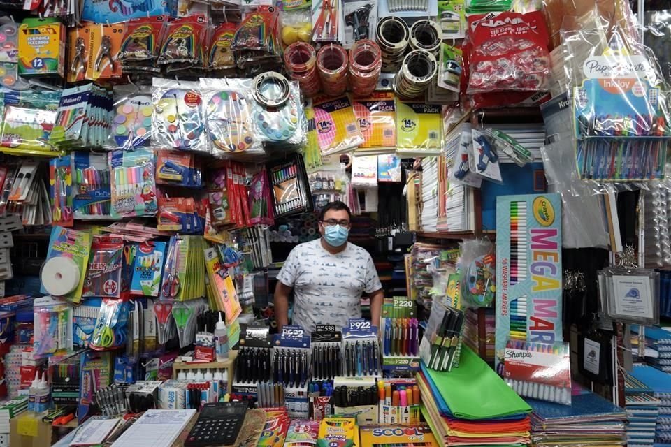 Los pasillos de las plazas de papelerías eran casi imposibles de recorrer por la alta demanda de compradores. Ahora lucen totalmente vacíos.