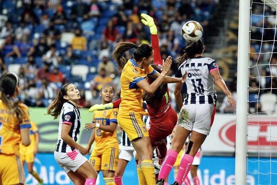 Tigres dominó, pero nuevamente batalló con la contundencia en el primer tiempo.