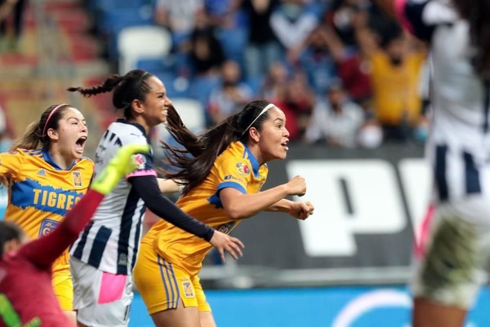 Al final se agregaron seis minutos y Tigres Femenil estuvo encima de las albiazules. Blanca Solís aprovechó un servicio de Stephany Mayor al 92' y marcó el 2-2 para las felinas.