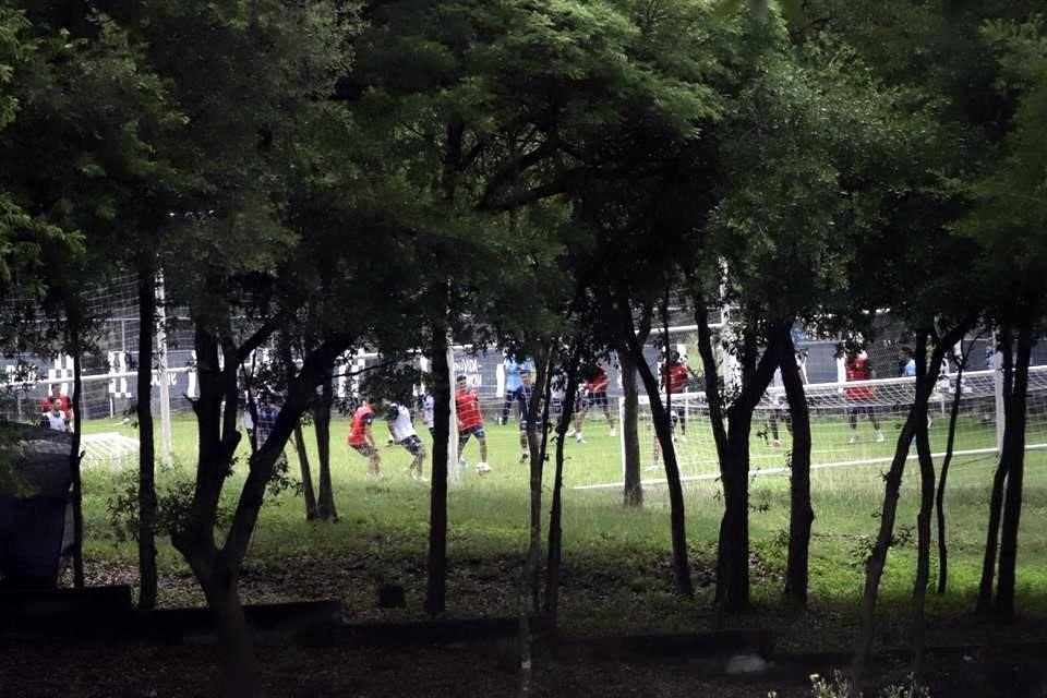 Javier Aguirre rotaba a su escuadra cada cierto tiempo durante el entrenamiento del sábado.