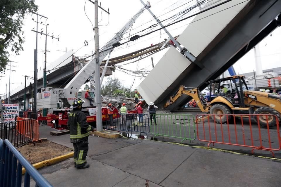 De esta manera empezó la remoción de escombro en la zona siniestrada de la línea 12 del metro que colapsó en Av. Tláhuac.